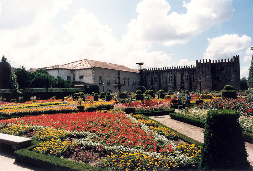Sta Bárbara garden & Archbishop's Palace