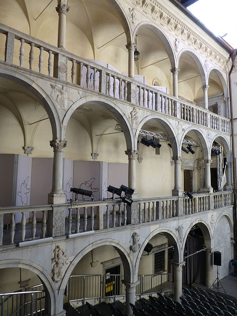 Schloss Porcia Arkadenhof