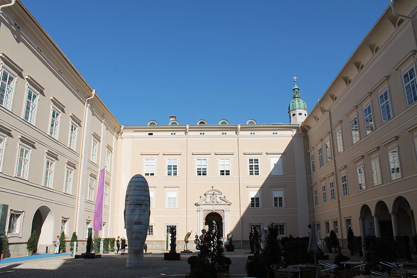 Residenz courtyard on Sigmund-Haffner-Gasse