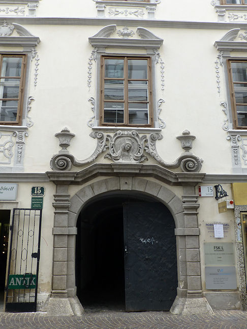 Witwenpalais portal
