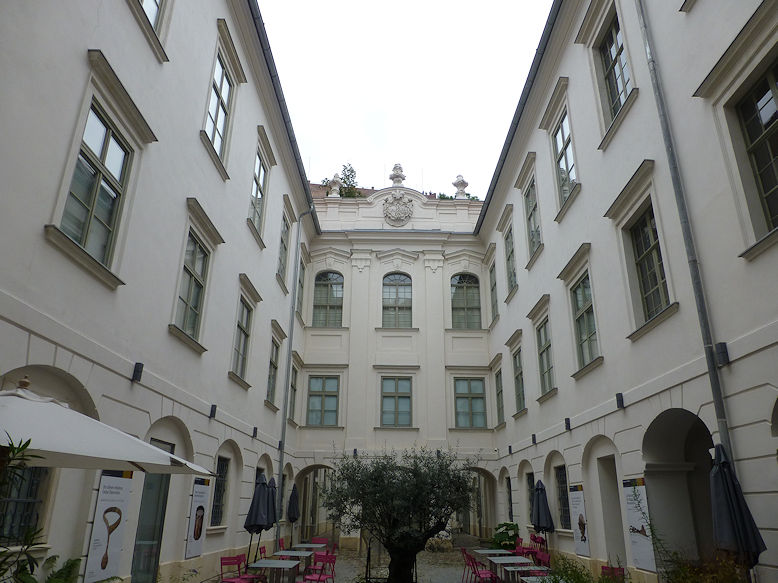 Palais Herberstein courtyard