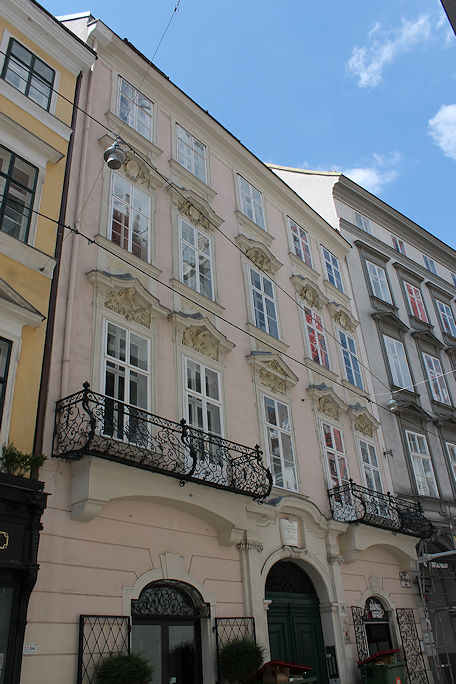 Haus mit schmiedeisernen Balkonen