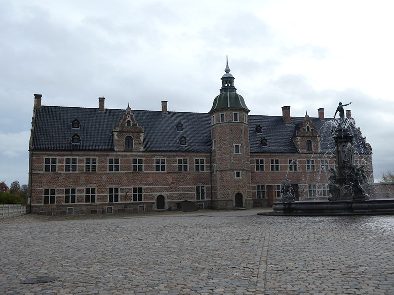 Frederiksborg Slot, Kancellibygningen