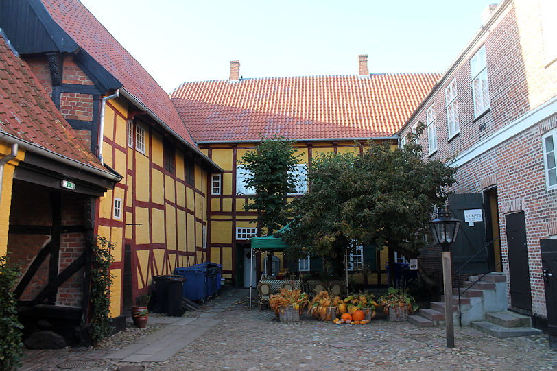 Quedens Gård courtyard
