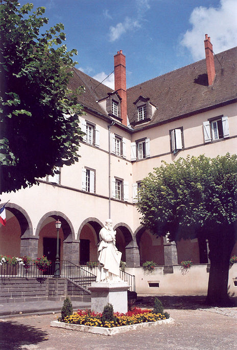 Town Hall & statue Michel de L'Hospital