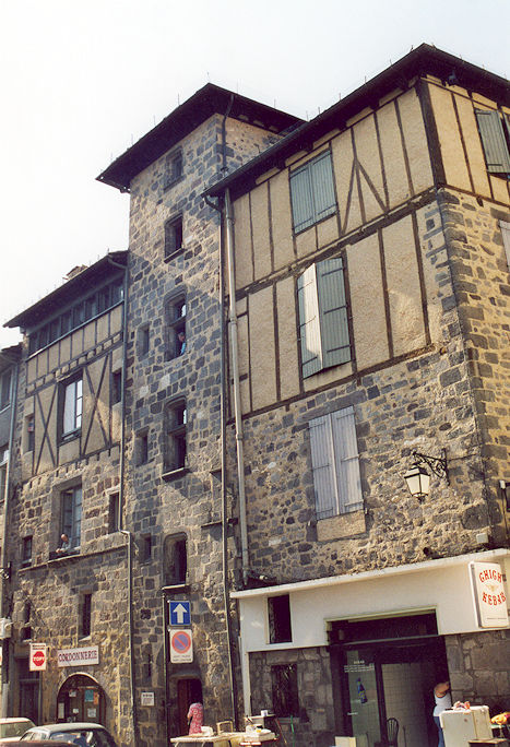 On Rue du Consulat