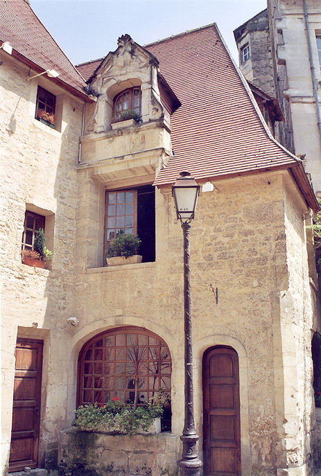 Historic building at the crossing of Rue Porte au Berger & Rue du Vaugueux