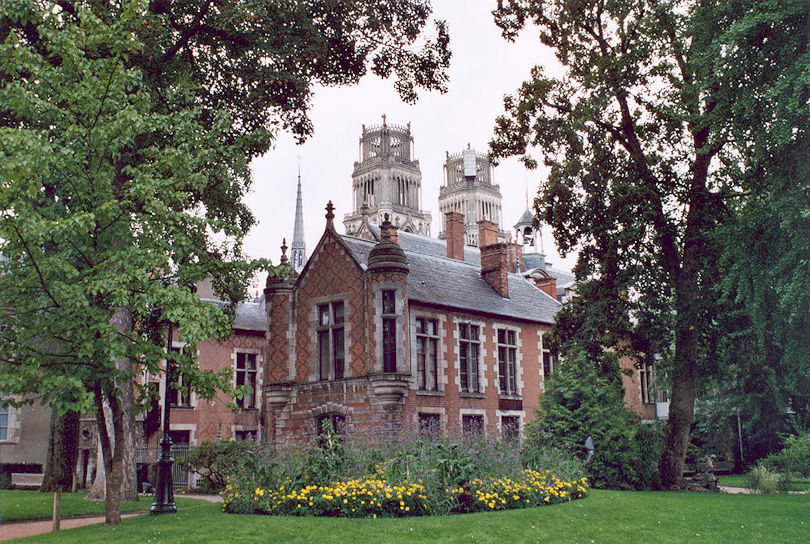 Hôtel de Ville & cathédrale Ste-Croix