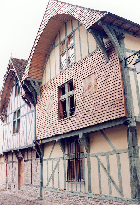 On Rue de la Crosse