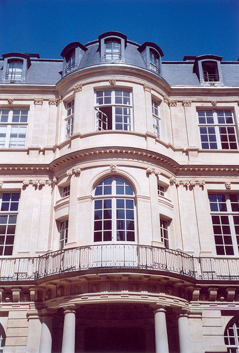 Hôtel de Beauvais, inner yard