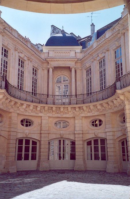 Hôtel de Beauvais, inner yard
