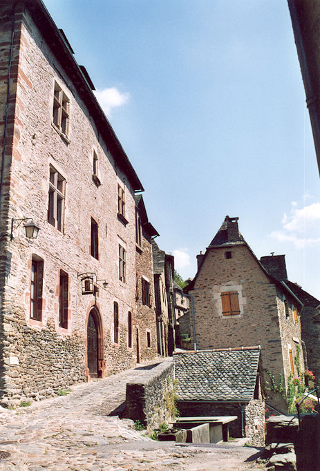 Crossing of Rue du Couvent, Rue Emile Roudier & Rue du Chanoine Bénazech