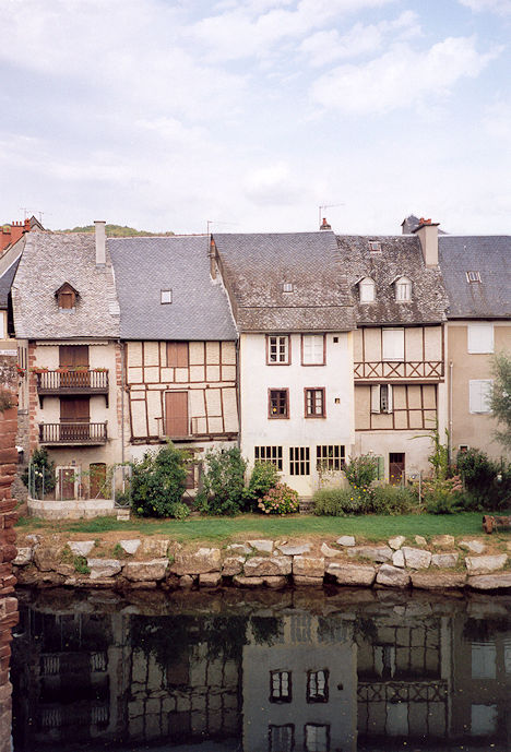Old houses along the Lot river