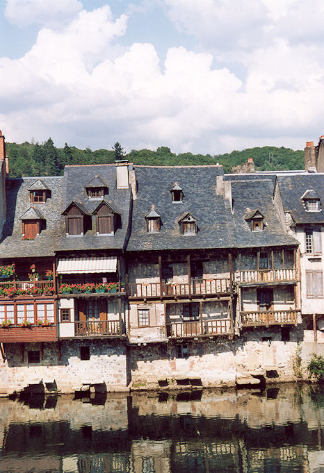 Old houses along the Lot