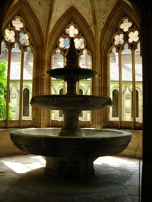 Kloster cloister Brunnenhaus
