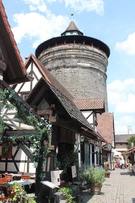 Handwerkerhof with Frauentorturm