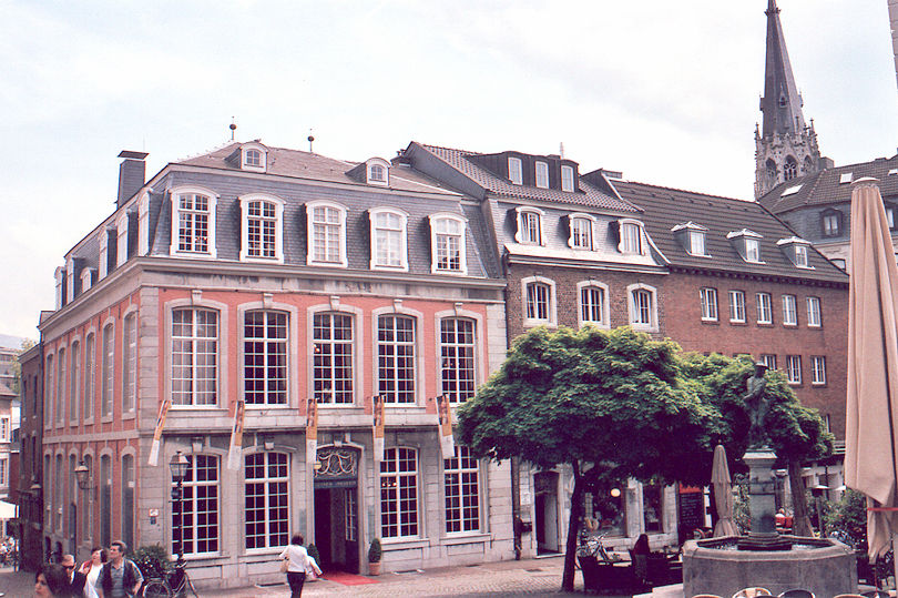 Hühnermarkt with Haus Monheim