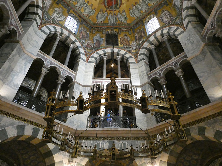 Dom, Barbarossaleuchter in the Oktogon