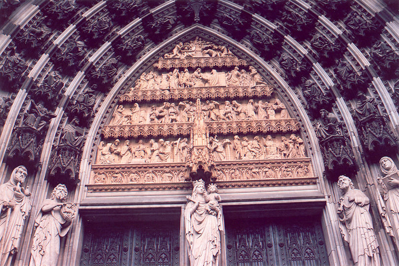 Dom central west portal
