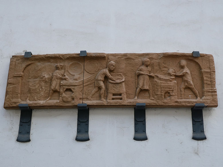 St. Nikolaus-Hospital (Cusanusstift), relief