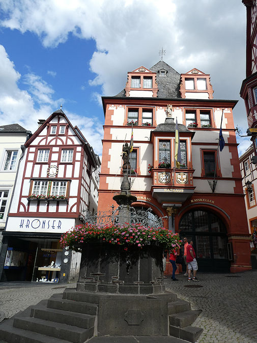 Rathaus & Marktbrunnen, Markt