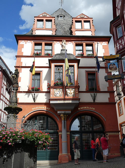 Rathaus & Marktbrunnen, Markt