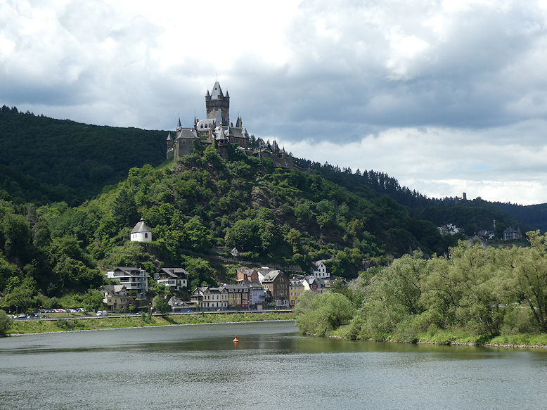 Reichsburg viewed from the river Mosel