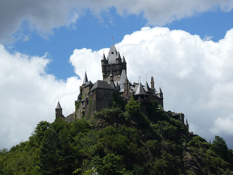 Reichsburg viewed from the river Mosel