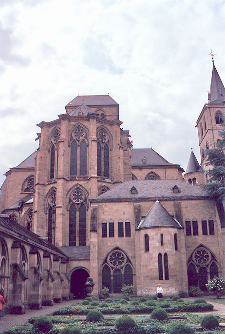 Liebfrauenkirche & Hohe Domkirche St. Peter cloister