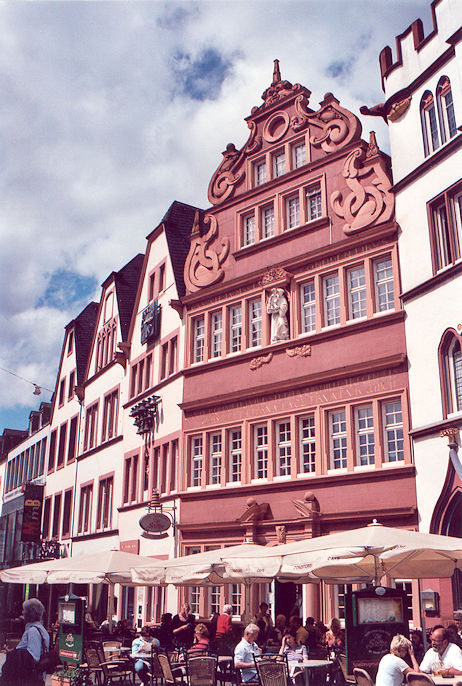 Dietrichstraße by Hauptmarkt with Rotes Haus on the right