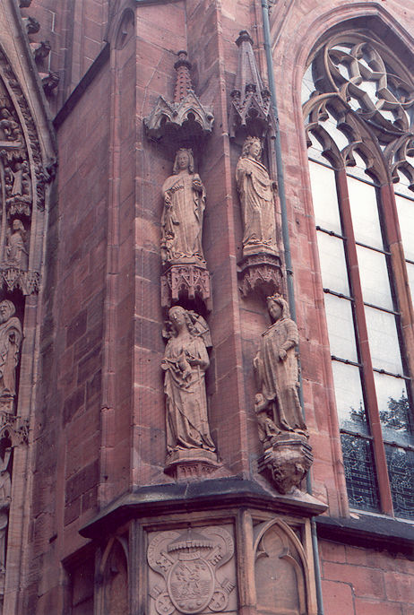 Dom St. Peter statues