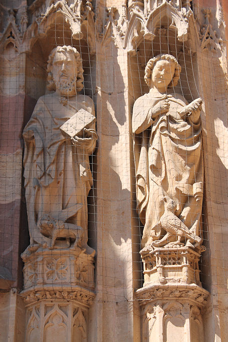 Dom St. Peter south portal statues