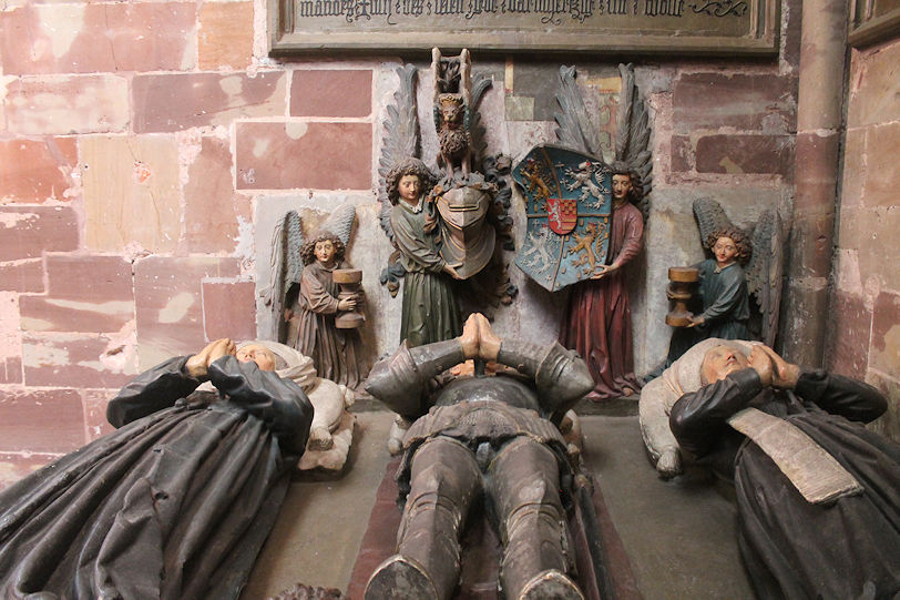 Stiftskirche St. Arnual, tombs