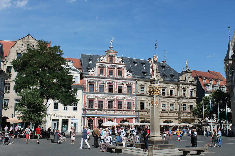 Fischmarkt with Haus zum Breiten Herd, Gildehaus & Römer statue