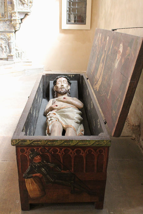 Dom statue dead Christ