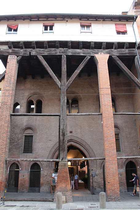 Casa Isolani
