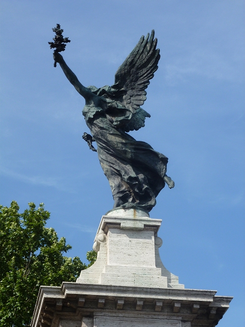 Ponte Vittorio Emanuele II statue