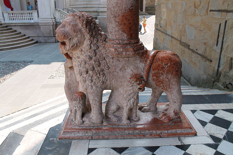 Basilica di Santa Maria Maggiore Porta dei Leoni rossi