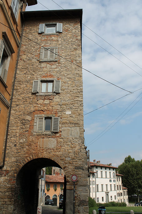 Porta sub Foppis