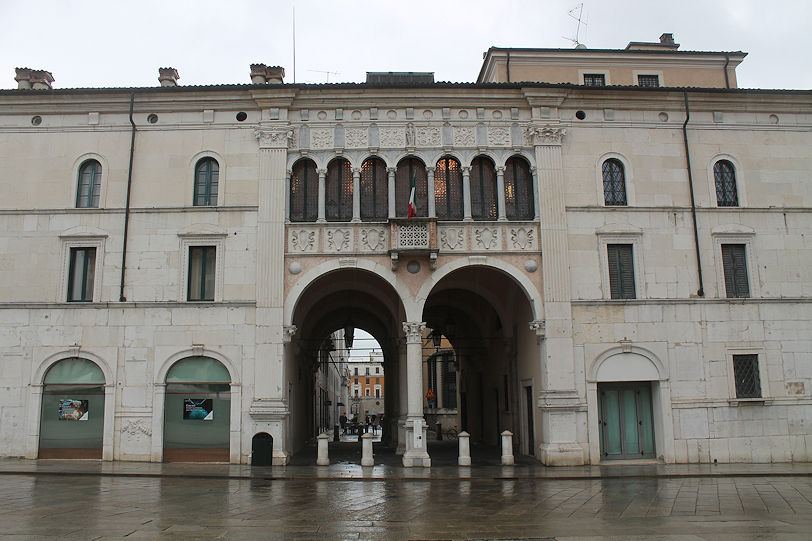 Piazza della Loggia, Monte di Pietà vecchio
