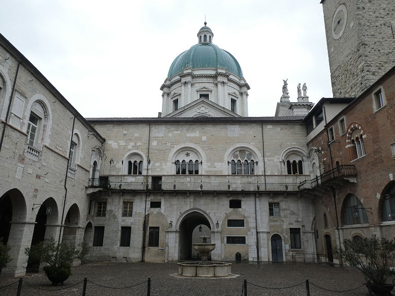 Palazzo Broletto courtyard & Santa Maria Assunta Cathedral (Duomo nuovo)