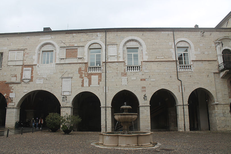 Palazzo Broletto courtyard