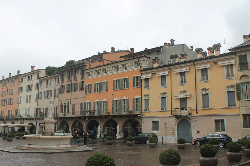 Piazza Paolo VI with Casa dei Camerlenghi