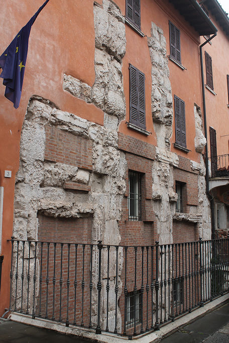 Piazza Giovanni Labus, remains of the Basilica romana