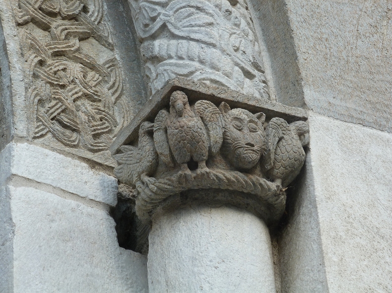 Basilica di Sant'Abbondio portal capital
