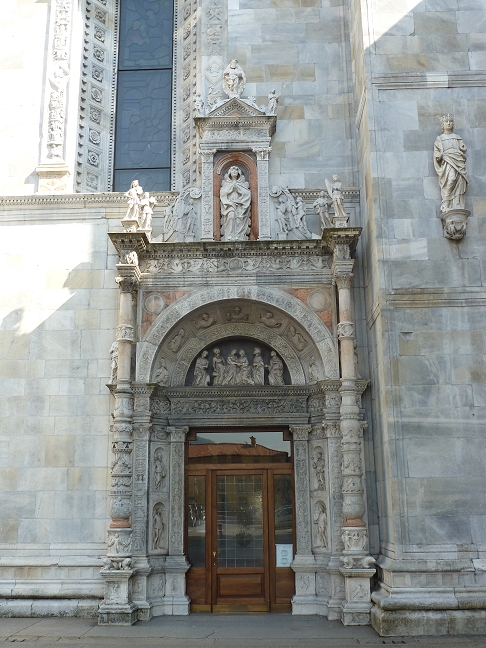 Duomo (Cattedrale di Santa Maria Assunta) porta della Rana