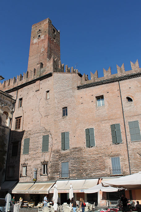 Piazza Sordello Torre della Gabbia & Palazzo Acerbi
