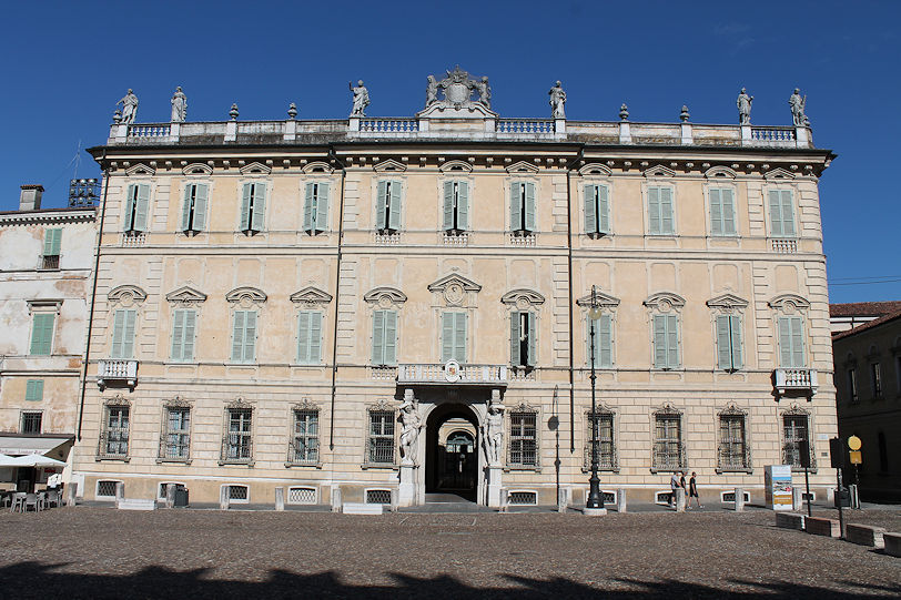 Piazza Sordello Palazzo Bianchi