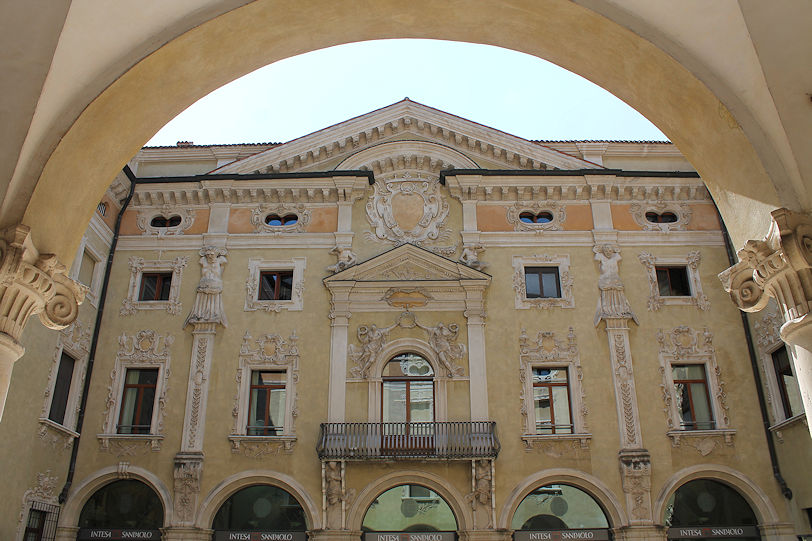Palazzo Valenti Gonzaga courtyard