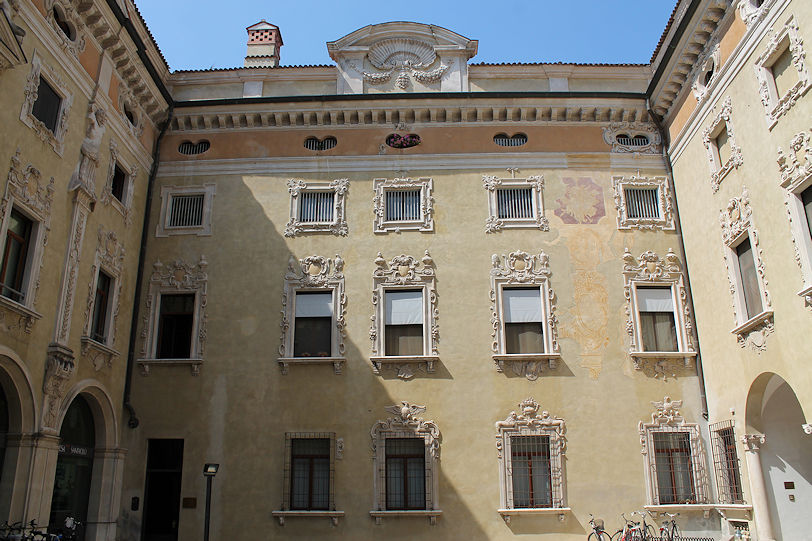 Palazzo Valenti Gonzaga courtyard